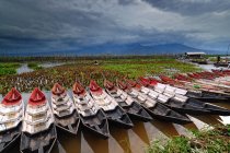 Vista panorámica de kayaks de madera en fila, Indonesia, Java Central, Semarang - foto de stock
