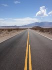Vista panoramica di infinity road in Nevada, USA — Foto stock