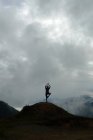 Vista panorámica de la persona en la postura del yoga, Nepal - foto de stock