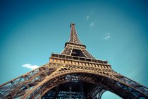 Vue en angle bas de la Tour Eiffel, Paris, France — Photo de stock