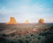 Vue panoramique sur la belle vallée du monument, Arizona frontière de l'Utah, Amérique, États-Unis — Photo de stock
