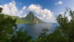 Vue panoramique du paysage avec Petit Piton, Sainte-Lucie, Soufrière , — Photo de stock