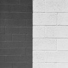 Gros plan d'un mur de briques mi-gris et mi-blanc — Photo de stock
