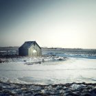 Malerischer Blick auf Hütte im Schnee unter grauem Himmel — Stockfoto