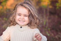 Retrato de menino feliz com cabelos longos ao ar livre — Fotografia de Stock