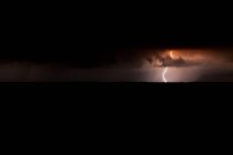 Vue panoramique de la tempête sur le lac la nuit — Photo de stock