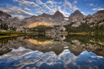 Banner Peak y Mount Ritter reflejados en Lake Ediza, EE.UU., California, Inyo National Forest , - foto de stock
