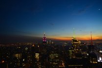 Vista panorámica de la ciudad al atardecer, Nueva York, EE.UU. - foto de stock