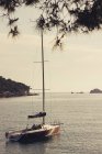 Плаваючий човен на якорі в Адріатичному морі, Далмації, Хорватія — стокове фото
