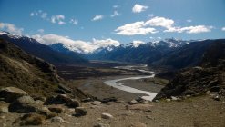 Argentina, Santa Cruz, Patagonia, El Chalten, Río sinuoso en hermoso paisaje - foto de stock