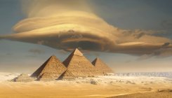 Vista panorâmica da dramática nuvem de tempestade acima das majestosas pirâmides, Gizé, Egito — Fotografia de Stock