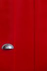 Крупный план красной двери, минимализм — стоковое фото