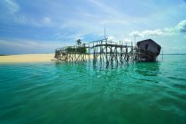 Vista panorámica de la cabaña rota en el muelle, Belitung Island Riau, Indonesia - foto de stock