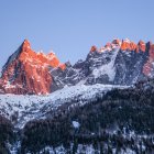 Vista panoramica del paesaggio delle montagne rosse al tramonto — Foto stock