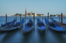 Венецианские гондолы с церковью Сан Джорджо Маджоре на заднем плане, Венеция, Италия — стоковое фото