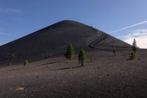 Шлаковий конус вулкану і лава ліжка, Лассен вулканічних парк, Каліфорнія — стокове фото