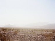 Vista panorámica de la tormenta de polvo en el desierto, California, EE.UU. - foto de stock