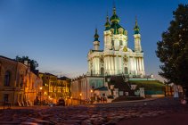 Ucrania, Kiev, vista panorámica de Andrew Descent y la Iglesia de San Andrés - foto de stock