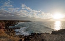 Vista panorámica del hermoso amanecer en la costa - foto de stock