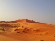 Vista panorámica del amanecer en el desierto, Mezouga, Marruecos - foto de stock