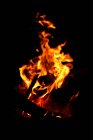 Закри подання полум'я в пожежі у нічний час — стокове фото
