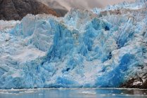 Usa, alaska, tongass nationalwald, blaues eis des südlichen sawyer gletschers — Stockfoto
