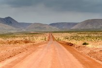 Chemin vers l'avant de la route droite vide, désert d'Atacama, Chili — Photo de stock