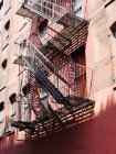 Vista de la escalera de incendios, Ciudad de Nueva York, Estado de Nueva York, Estados Unidos - foto de stock