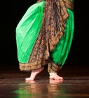 Image recadrée de la femme faisant la danse traditionnelle indienne — Photo de stock