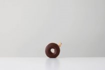 Konzeptionelle Donut aus einem Ballon auf weißem Hintergrund — Stockfoto