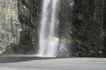 Vista panorámica del arco iris en agua corriente por carretera - foto de stock