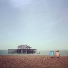 Zwei liegestühle am brighton beach, uk, england, east sussex, brighton — Stockfoto