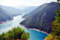 Vista panorámica del embalse del lago Piva, Montenegro - foto de stock