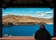 EUA, Idaho, Ada, Boise, Lucky Peak, Homem desfrutando de vista do lago — Fotografia de Stock