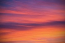 Szenische Ansicht der dramatischen rosa Himmel Hintergrund — Stockfoto