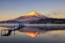 Vue panoramique du matin au lac Yamanaka avec le mont Fuji — Photo de stock