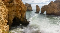 Скалы и пляж, Карвойро, Фару, Португалия — стоковое фото