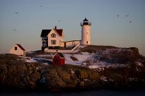 Farol no pôr do sol de inverno, EUA, Maine, Cabo Neddick — Fotografia de Stock