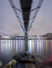 Под мостом Тысячелетия ночью, Лондон, Англия, Великобритания — стоковое фото