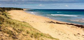 Vista panorámica de la playa vacía, Kilcunda, Victoria, Australia - foto de stock