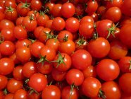 Nahaufnahme frischer reifer Tomaten im Haufen, Vollformat — Stockfoto