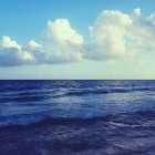Величне море з блакитним небом і білими хмарами — стокове фото
