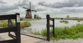 Мальовничий вид на вітряк уздовж річки, Кіндердайк, Нідерланди — стокове фото