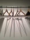 Leere Kleiderbügel mit Schatten im Kleiderschrank — Stockfoto