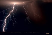США, штат Арізона, графстві Марікопа, мальовничий вид на блискавку над Tonopah — стокове фото
