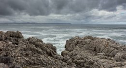 Scenic view of coastline, Cape Town (Ciudad del Cabo), Western Cape, Sudáfrica - foto de stock