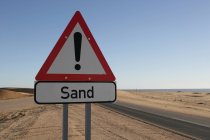 Señal de advertencia de arena en el desierto, Namibia - foto de stock