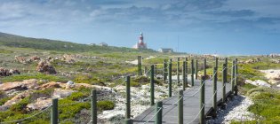 Vue panoramique de la promenade en bois près du phare du Cap agulhas, Cap-Occidental, Afrique du Sud — Photo de stock