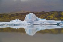 Eisberg in einem ruhigen See mit schöner Aussicht, Island — Stockfoto