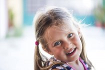 Retrato de menina com olhos azuis sorrindo — Fotografia de Stock
